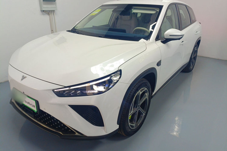 哪吒汽车 哪吒L 2024款 增程 220 PRO＋全家桶车身外观1