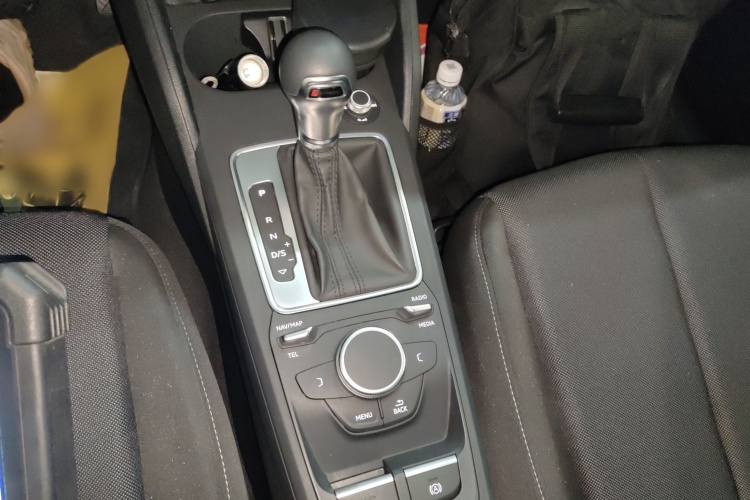 奥迪Q2L 2021款 35 TFSI 进取动感型局部细节18