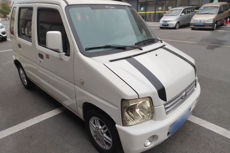 铃木 北斗星 2012款 创业版 1.0L 手动超越型车身外观3