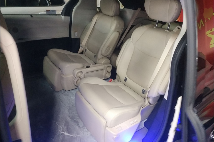 丰田 赛那SIENNA 2023款 2.5L混动 尊贵版中控内饰7004
