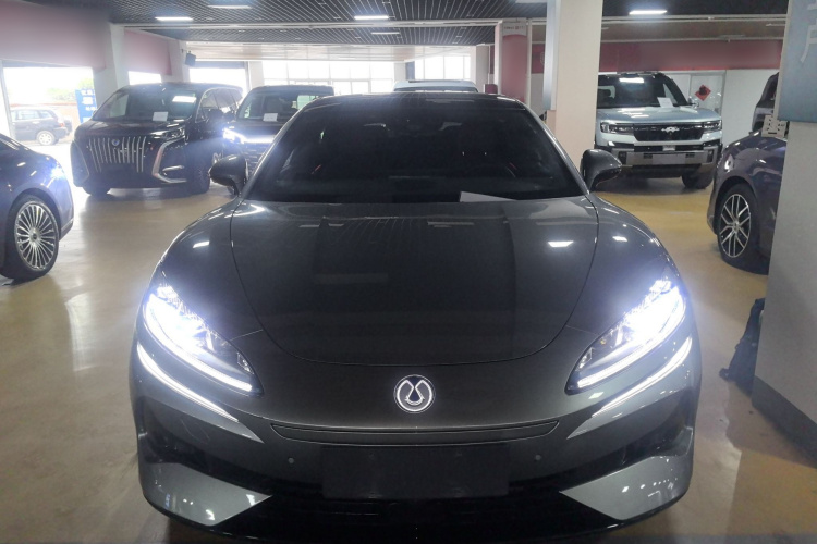 腾势Z9GT 2024款 1100四驱Pro版车身外观2