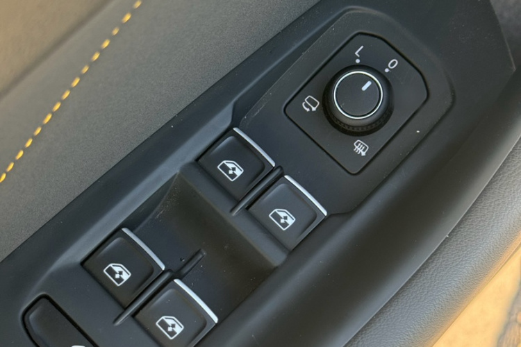 一汽-大众CC 2024款 380TSI 夺目版中控内饰7011