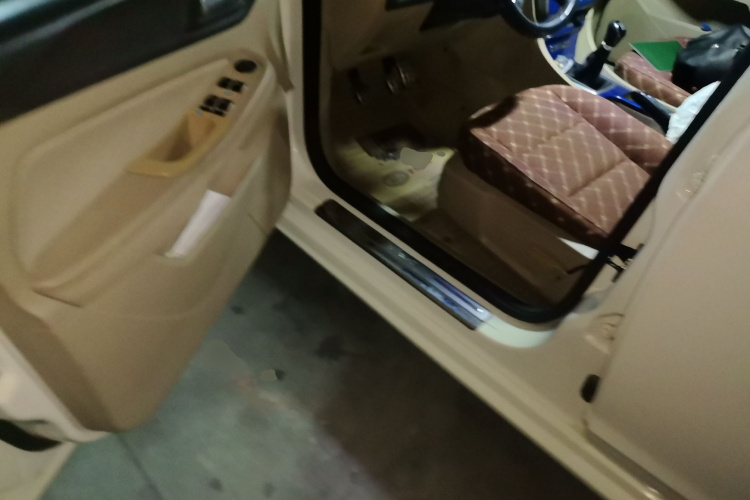 福特 福克斯 2013款 三厢经典 1.8L 手动百万纪念版中控内饰20