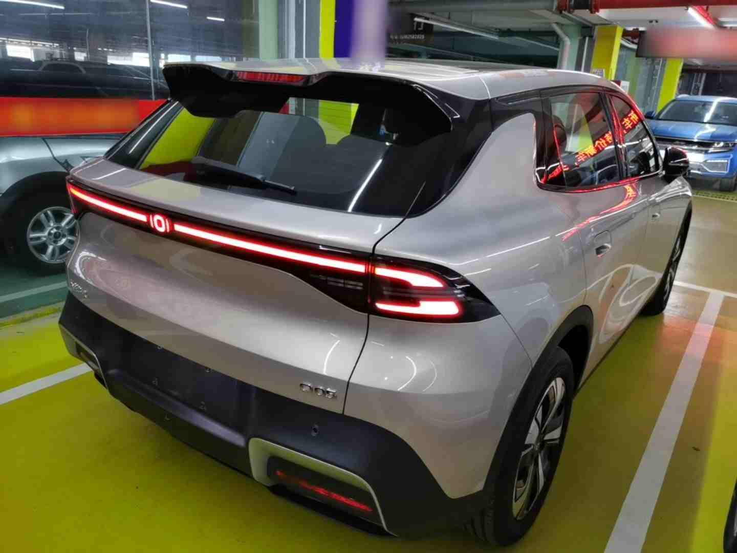 车辆右后45度外观展示