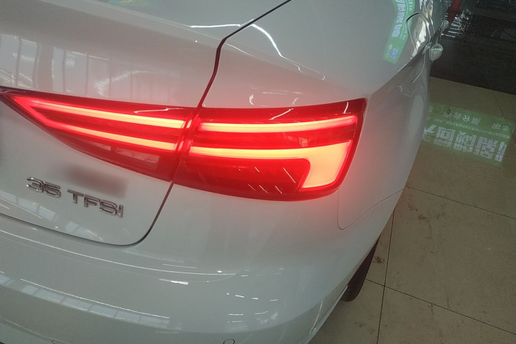 奥迪A3 2018款 30周年年型 Limousine 35 TFSI 进取型车身外观9