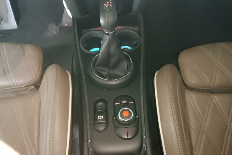 MINI Countryman 2018款 1.5T COOPER ALL4 艺术家局部细节18