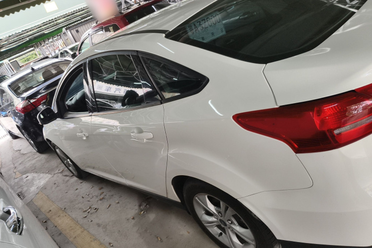 福特 福克斯 2015款 三厢 1.6L 手动舒适型车身外观4