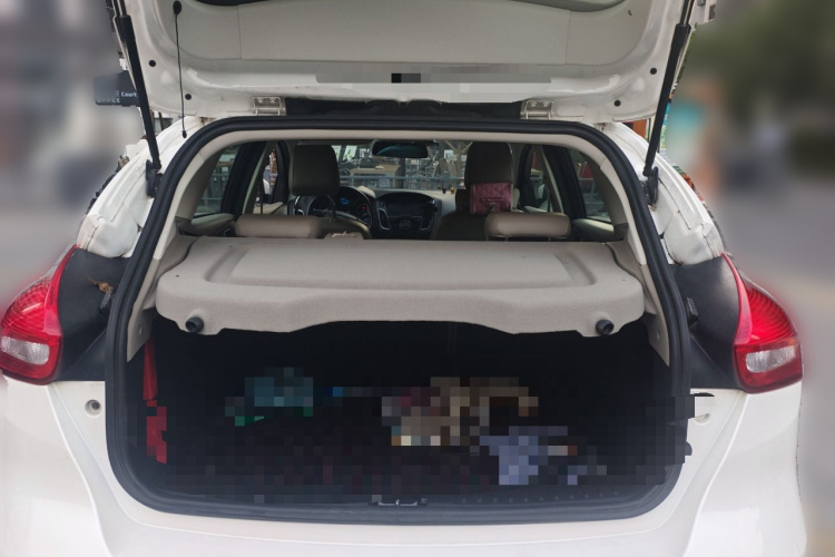 福特 福克斯 2015款 两厢 1.6L 自动风尚型中控内饰23