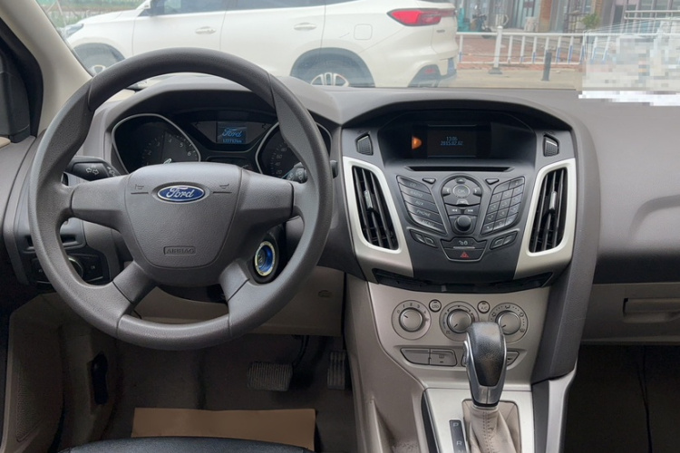 福特 福克斯 2012款 三厢 1.6L 自动舒适型中控内饰7004