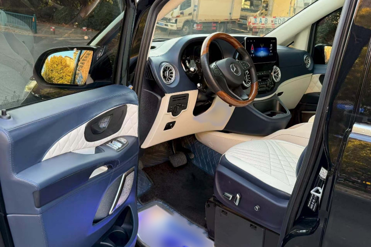 奔驰 威霆 2021款 2.0T 精英版 7座中控内饰7005