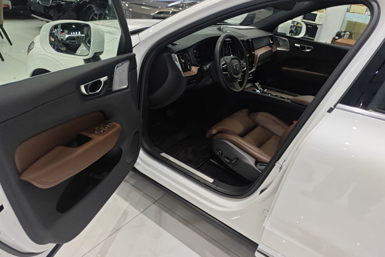 沃尔沃XC60新能源 2025款 插电式混动 长续航四驱智雅豪华版中控内饰7003