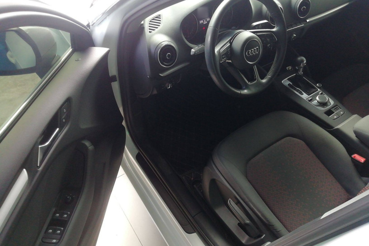 奥迪A3 2019款 Sportback 35 TFSI 进取型 国V中控内饰20