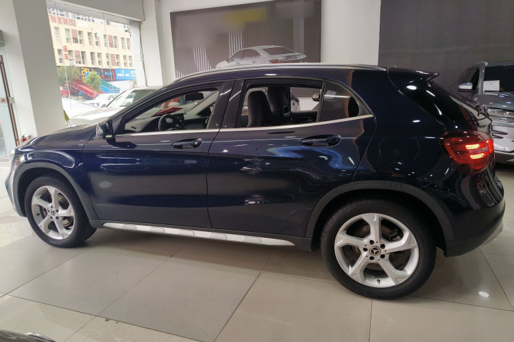 奔驰GLA 2018款 GLA 200 动感型车身外观4