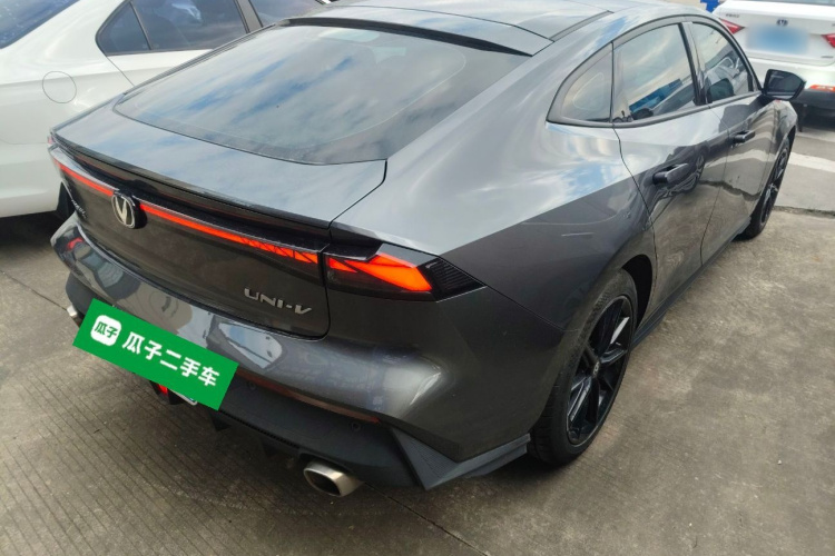 长安UNI-V 2022款 1.5T 尊贵型车身外观7