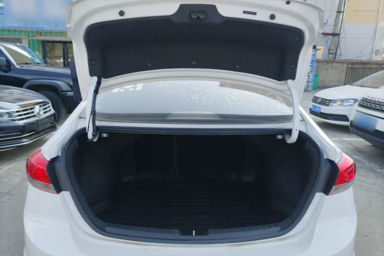 现代 领动 2020款 1.5L CVT智炫·精英型机舱底盘23