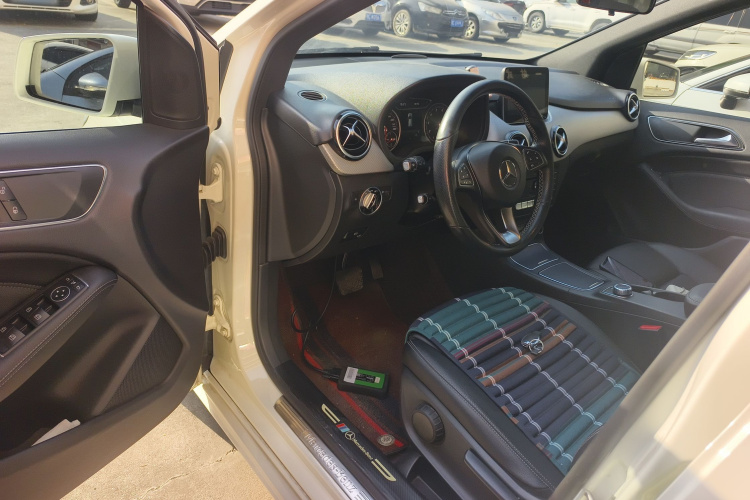 奔驰B级 2017款 B 200 动感型中控内饰20