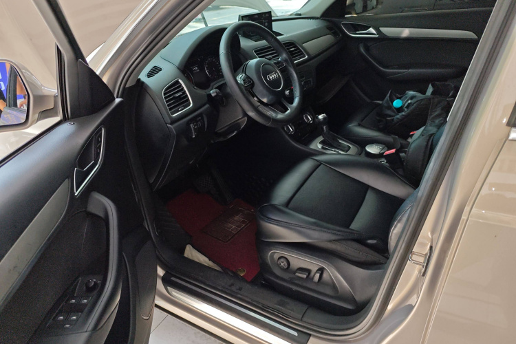 奥迪Q3 2015款 35 TFSI 进取型中控内饰7003