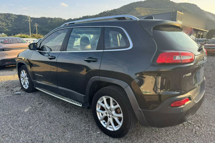 Jeep 自由光 2016款 2.0L 优越版车身外观6004