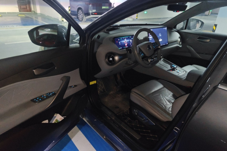 腾势N8 2023款 四驱超混旗舰六座版中控内饰20