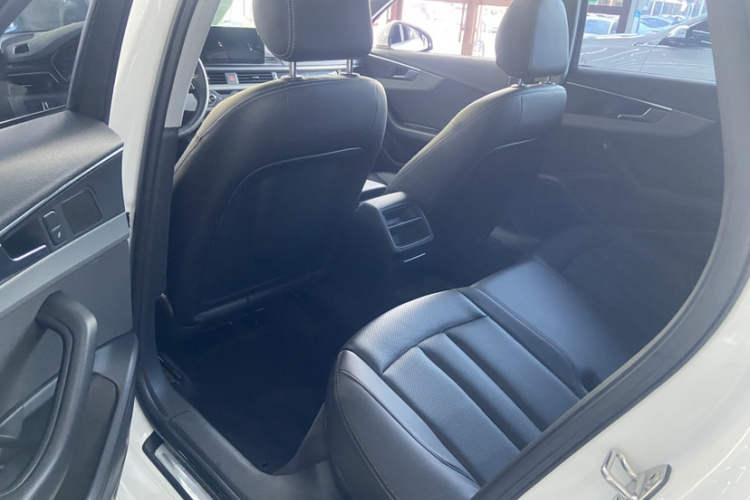 奥迪A4L 2019款 40 TFSI 进取型 国VI中控内饰7005