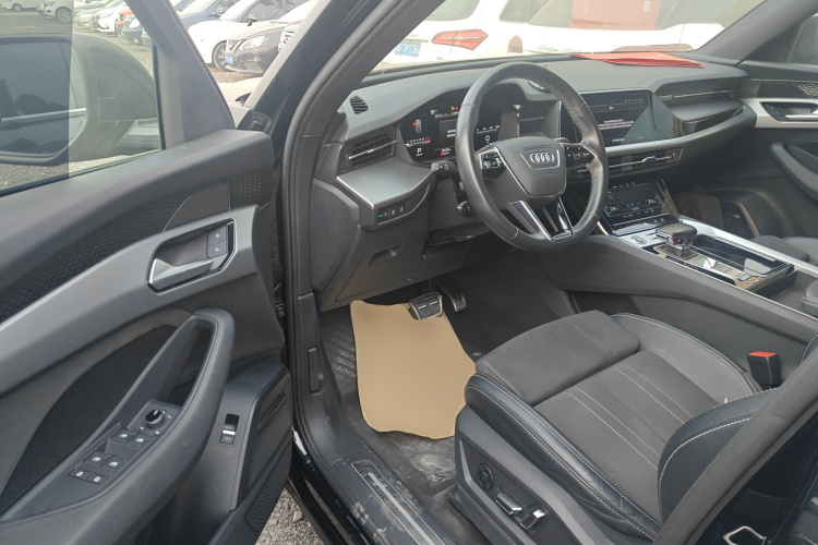 奥迪Q6 2023款 40 TFSI quattro 观云型 Light 飞骑套装中控内饰20