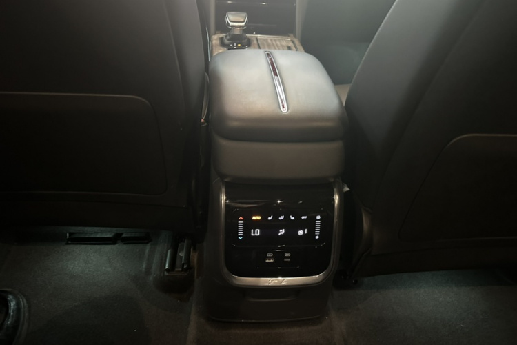 红旗HS7 2023款 2.0T 自动四驱旗畅版 六座中控内饰7005