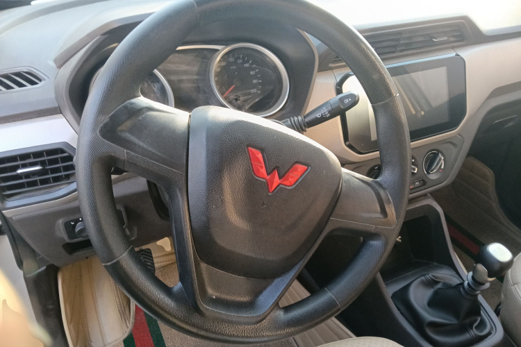 五菱汽车 五菱宏光 2021款 1.5L改款 S舒适型 液压助力LAR中控内饰13