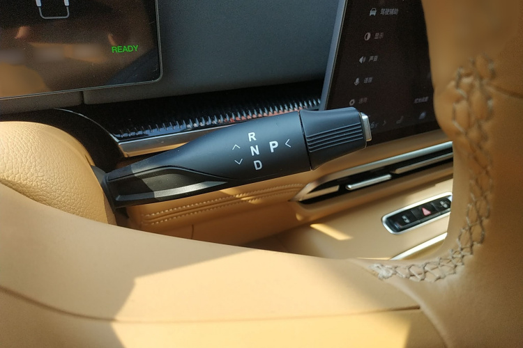 岚图汽车 岚图梦想家 2025款 PHEV 四驱旗舰鲲鹏版局部细节18