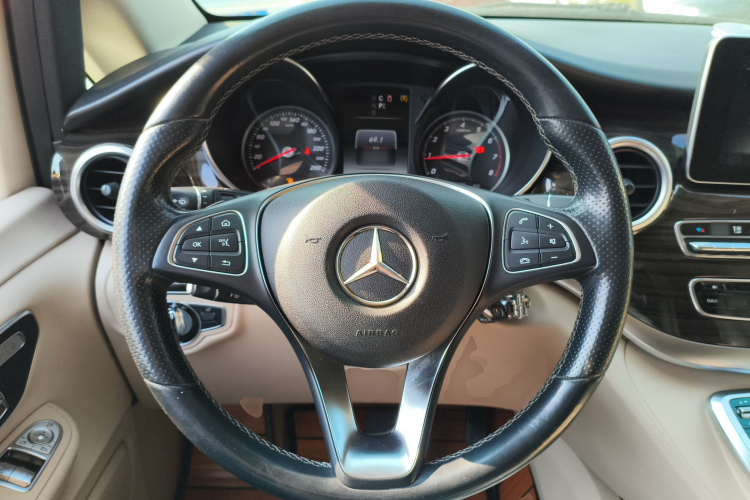 奔驰V级 2016款 V 260 领航版中控内饰13