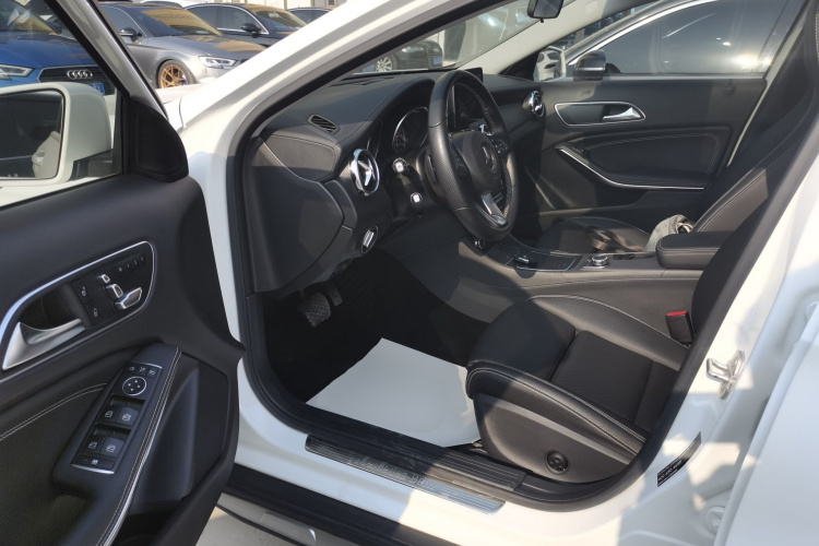 奔驰GLA 2018款 GLA 200 时尚型中控内饰20