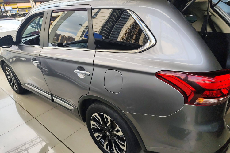 三菱 欧蓝德 2019款 2.4L 四驱致享版 7座 国VI车身外观4