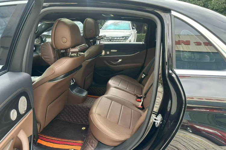 奔驰E级新能源 2023款 E 350 e L 插电式混合动力运动轿车中控内饰7004