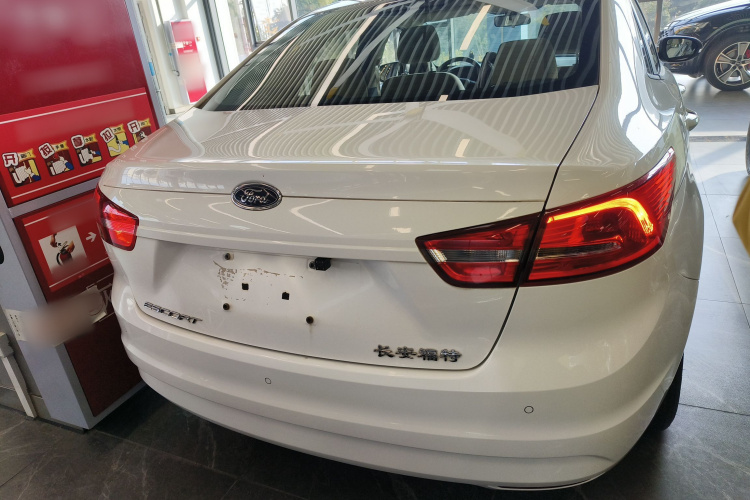 福特 福睿斯 2017款 改款 1.5L 手动舒适型车身外观6