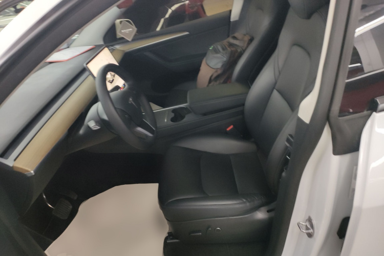 特斯拉 Model Y 2022款 长续航全轮驱动版中控内饰19