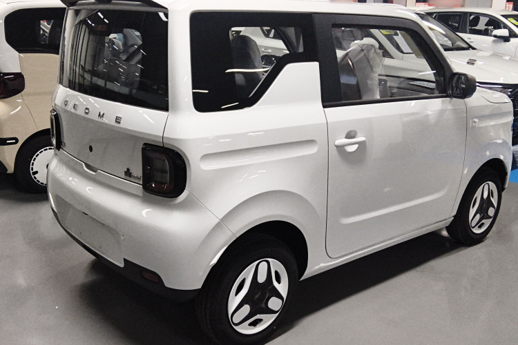 吉利银河 熊猫 2025款 210km 元气熊车身外观7