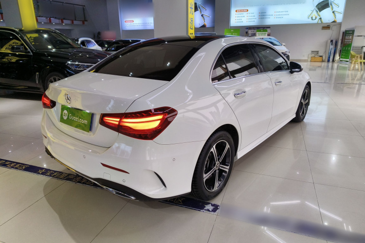奔驰A级 2023款 A 200 L 时尚型车身外观7