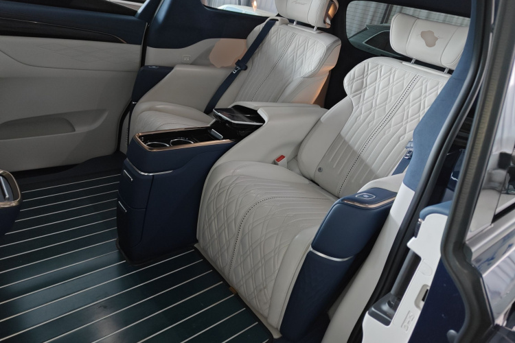 别克GL8 2022款 Avenir艾维亚 四座尊礼版中控内饰21