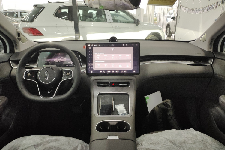 鸿蒙智行 尚界H5 2025款 增程 Pro中控内饰7002