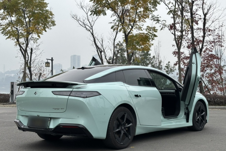 昊铂GT 2023款  710后驱超充七翼版车身外观6006