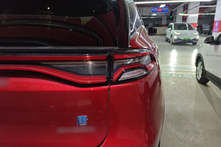 比亚迪 唐新能源 2019款 EV600D 四驱智联创领型车身外观9