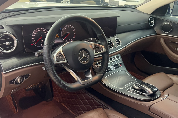 奔驰E级 2018款 改款 E 200 L 运动型中控内饰7002