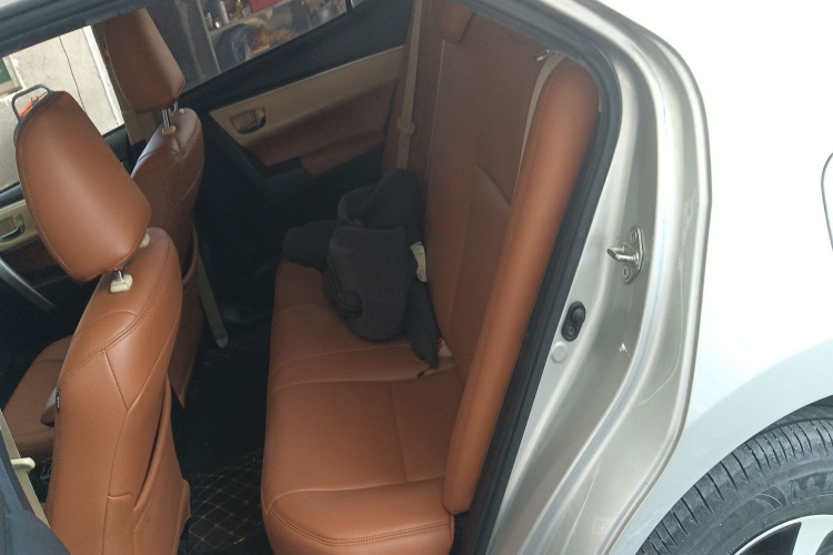 丰田 雷凌 2017款 改款双擎 1.8H GS E-CVT精英天窗版 国V中控内饰7004