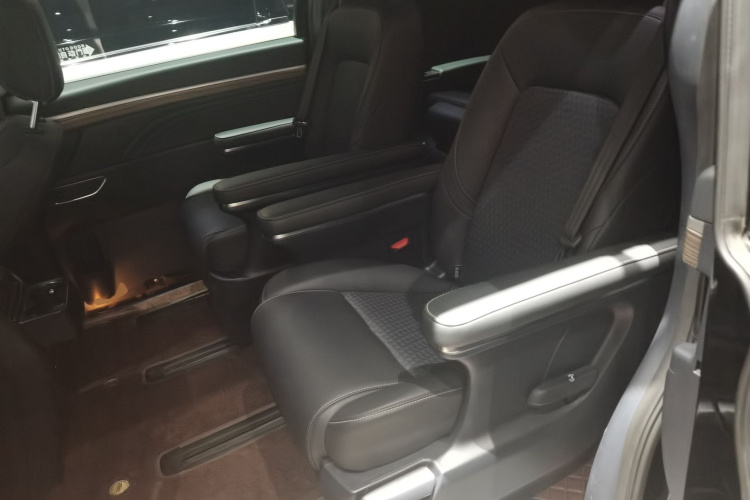 广汽传祺 传祺M8 2023款 领秀系列 390T 豪华版中控内饰7004