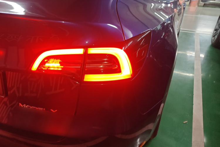 特斯拉 Model Y 2021款 长续航全轮驱动版 3D7车身外观9