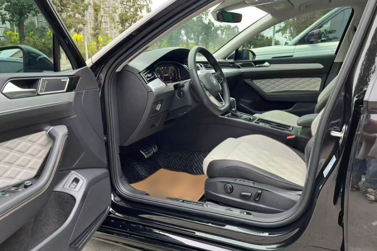 大众 迈腾 2023款 200万辆纪念版 380TSI DSG旗舰型中控内饰7002