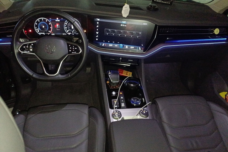 大众 途锐 2022款 3.0TSI 锐享版 曜黑运动套装中控内饰12