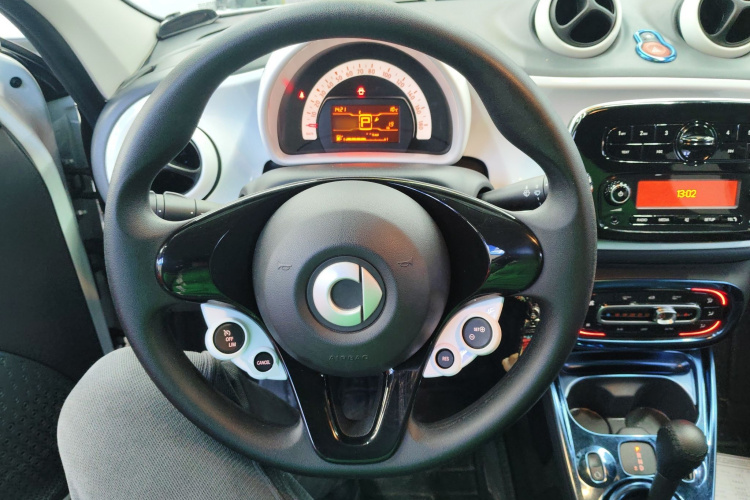 smart forfour 2018款 1.0L 52千瓦灵动版中控内饰13