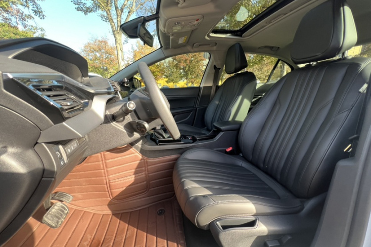 标致408 2024款 360THP 龘龘款 拉图版中控内饰7004