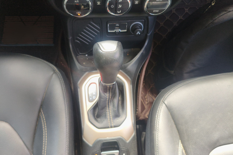 Jeep 自由侠 2016款 1.4T 自动智能版局部细节18