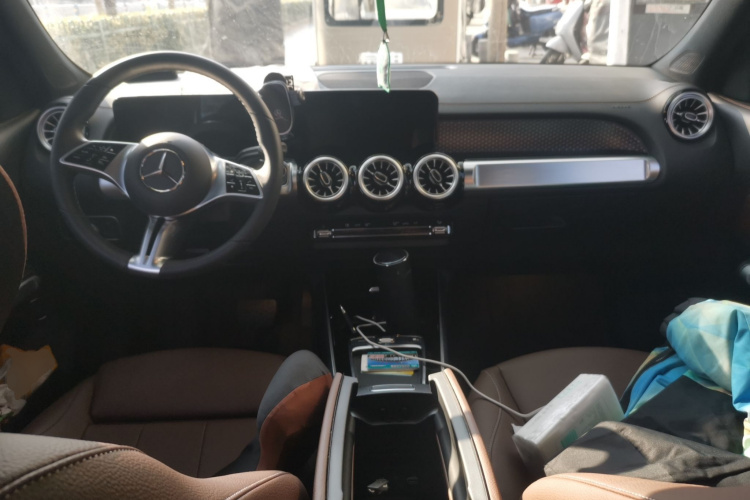奔驰GLB 2025款 GLB 220 动感型中控内饰12